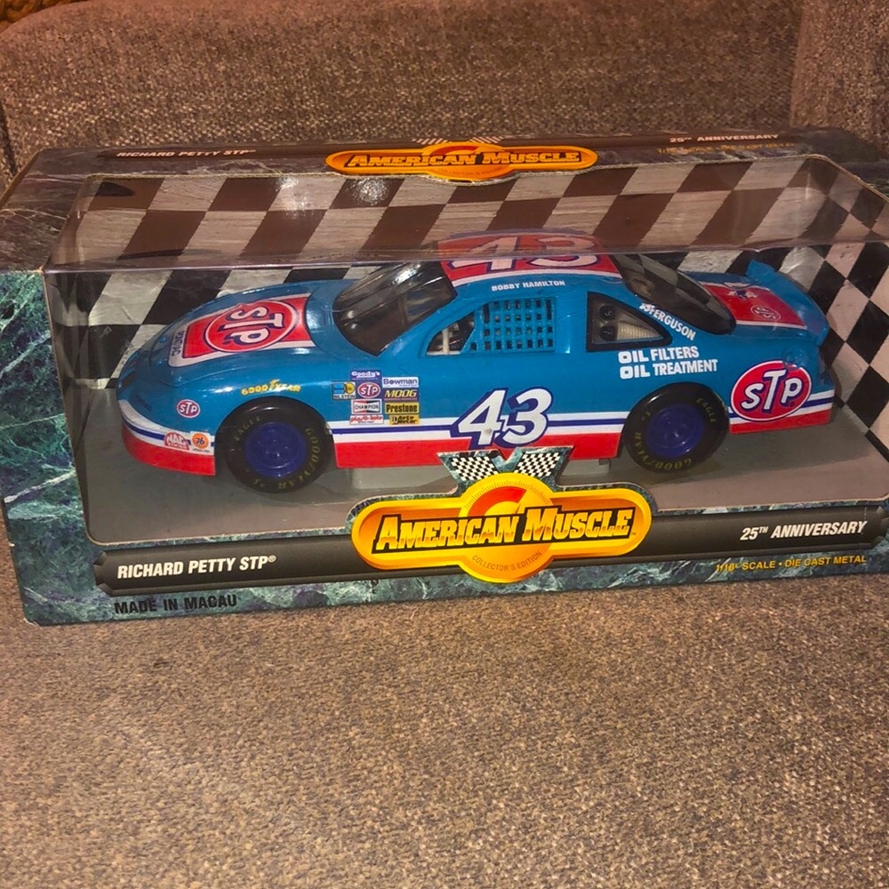 SALE ❤️ ERTL 7802 RICHARD PETTY STP 25TH ANNIVERSARY AMERICAN MUSCLE 1:18 SCALE